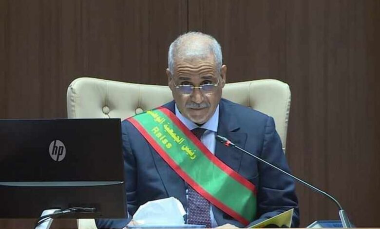 رئيس البرلمان الموريتاني يعاكس "حياد نواكشوط" ويخطب ود "البوليساريو"
